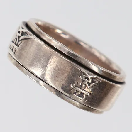 Ring med asiatiska tecken, stl: 19¼, bredd 8,5mm, Silver 925/1000.  Vikt: 10,1 g