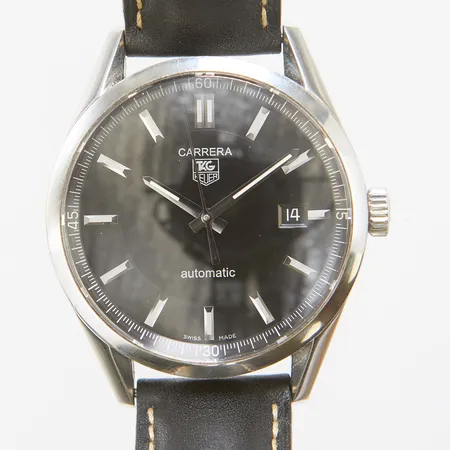 Herrur Tag Heuer Carrera, stål, automatisk, 39mm, ref: WV211B-3, snr: EPS6634, Cal. 5, safirglas, datum, glasbaksida, läderband, viklås, resefodral, inga övriga tillbehör.