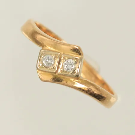 Ring med två diamanter ca 0,01ct/st, stl 17¼ bredd 8mm, 14K Vikt: 3 g