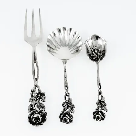 1 serveringsgaffel längd 165 mm, 2 skedar längd 110 och 125 mm i silver med rosmotiv. Vikt: 55,7g.