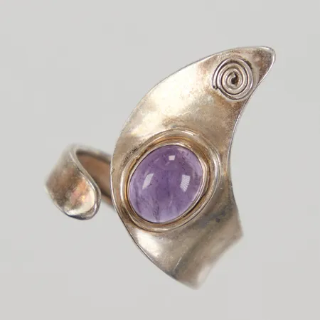 Ring med lila sten, öppen modell justerbar stl ca 19½-21, bredd 6,4-28mm, 925/1000 silver Vikt: 5,8 g
