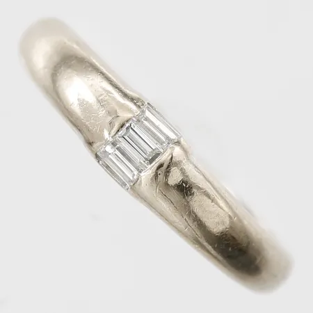 Ring med baguetteslipade diamanter 3 x ca. 0,08ct, stl: 17½, bredd: 5mm, Stephen Foster Jewellery, London 1996, gravyr, 18K vitguld. Vikt: 5,6 g