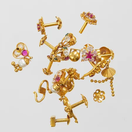 Diverse guld, defekt, glas samt syntetiska stenar, 22K, bruttovikt 15,3g Vikt: 15,3 g