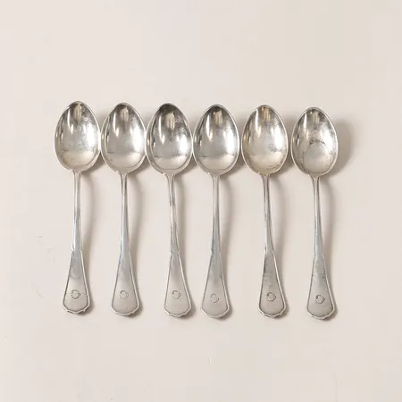 Sex kaffeskedar, längd 12cm, gravyr, slitage, 830/1000 silver. Vikt: 101,2 g