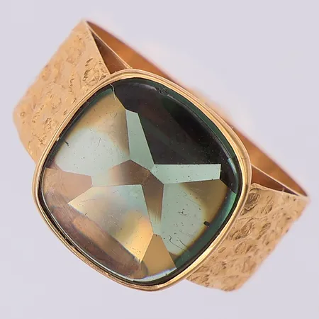 Ring grön sten stl 18½, sten med nagg, Bengt Hallberg Guldsmeds AB 1977, 18K Vikt: 4,9 g