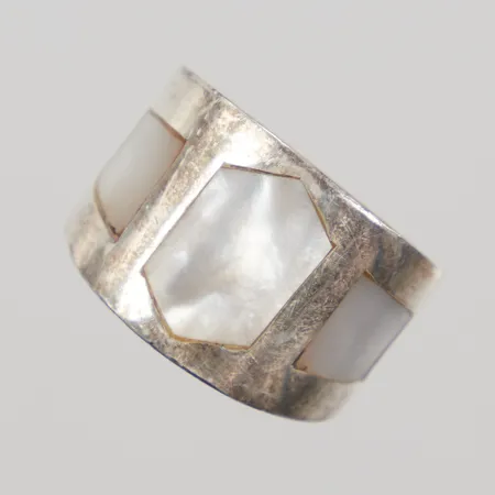Ring med pärlemoplattor stl 18¼, bredd 7,5-15,2mm, silver,  Vikt: 6,3 g