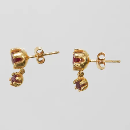 Örhängen med rubiner, mindre nagg samt brott som bryter ytan, längd: 15mm, omaka snurrebussar, 18K Vikt: 4,9 g