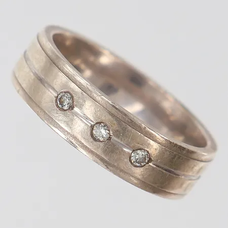 Ring med vita stenar, stl: 16¾, bredd 5,3mm, Silver 925/1000.  Vikt: 4,5 g