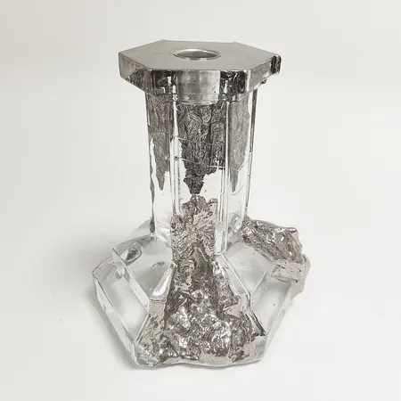 Ljusstake Rocky Baroque formgiven av Hanna Hansdotter Kosta Boda, glossy glaze, höjd: 175mm, limiterad serie med 500 ljusstakar, märken från tillverkningen Skickas med postpaket.