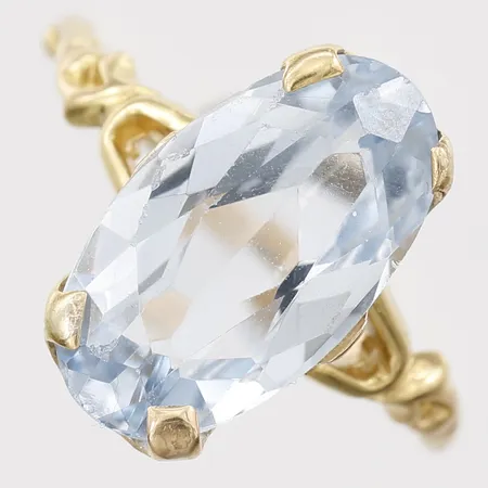 Ring med syntetisk spinell, stl: 18¼, bredd: 2-16mm, Guldvaruhuset Aktiebolag, Stockholm, 18K guld Vikt: 3,3 g