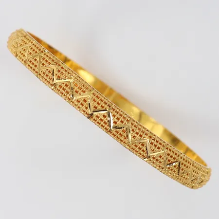 Armring med dekor, Ø70mm, bredd 7,5mm, skev, 21K.  Vikt: 12,7 g