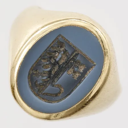Vapenring med intaglio graverat på ljusblå bandagat, stl 13½, 18K Vikt: 5,3 g