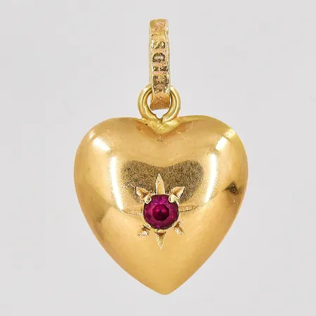 Hänge hjärta med röd sten, 11x17,5mm inklusive ögla, bucklig baksida, ihålig, 18K Vikt: 0,9 g