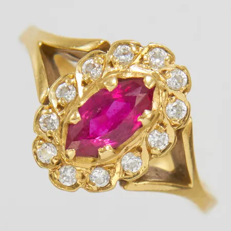 Ring med syntetisk rubin samt vita stenar, Ø16¾, bredd: 1,8-12,8mm, svenska stämplar, något skev, 18K Vikt: 4 g