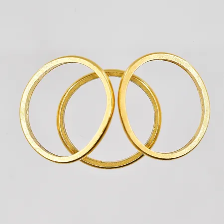 Diverse ringar, graverade, skeva skenor, 23K Vikt: 11 g