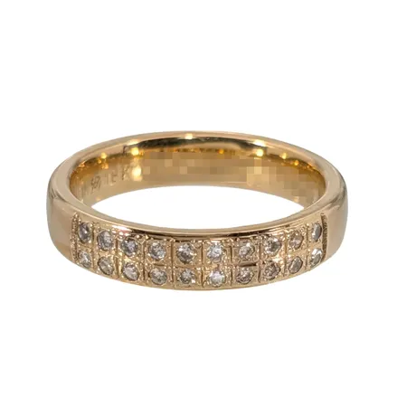 Diamantring, 18K guld, Diamanter 20 st - totalt 0,20ct - stämplat på skenans insida, Schalins Ringar AB, Ø16¼ mm, bredd 4 mm, fint skick, invändig gravyr Vikt: 5,2 g