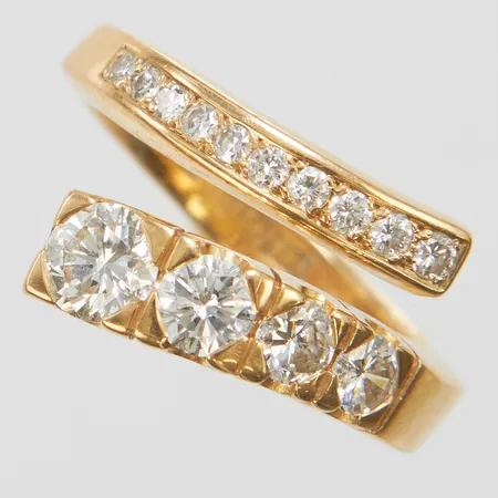 Ring med diamanter 1 x ca.0,50ct, 1 x ca.0,28ct, 2 x ca.0,17ct, 3 x ca.0,025ct, 2 x ca.0,02ct samt 8/8-slipade 5 x ca.0,015ct, Ø18, bredd: 3,8-13,7mm, svenska stämplar, 18K Vikt: 11,1 g