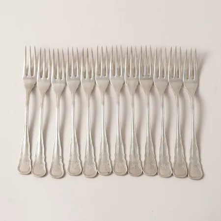 12 Gafflar med tre tenar, modell Hallbergs Chippendale, längd: 14cm, monogram, CG Hallberg, Stockholm år 1916, 830/1000 silver. Vikt: 242,9 g