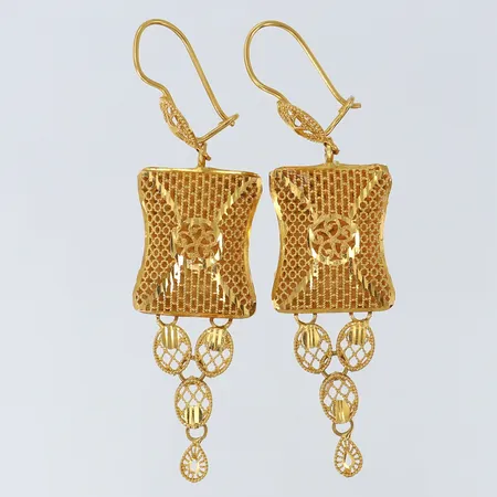 Ett par örhängen med filigranarbete, längd 65mm, bredd ca 4-17mm, 21K Vikt: 6,8 g