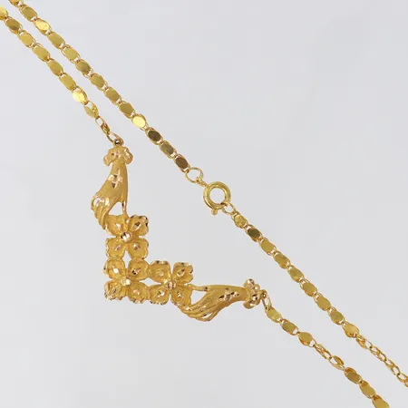 Collier med dekor av blommor och händer, längd 42cm, bredd 2,5-21mm, 21K.  Vikt: 13,1 g