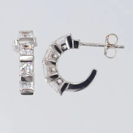 Ett par örhängen med vita stenar, ca 13,5mm, bredd ca 3mm, vitguld, snurrebussar i 18K, 9K Vikt: 3,7 g