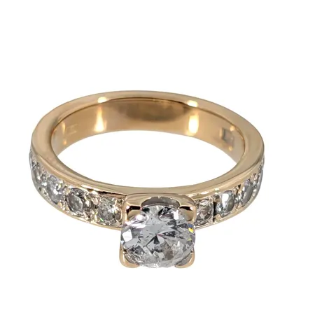 Ring, 18K guld, Cubic Zirconia, tillverkarstämpel SVP, Ø17¾ mm, bredd 4 - 6,5 mm, en flisa på centrumstenen har gått av Vikt: 7,5 g