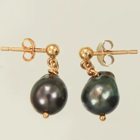 Ett par örhängen med pärlor, längd ca 16mm, bredd ca 8mm, pärlor i ojämna former, en snurrebuss i silver 925/1000 (ej medräknad i vikten) 18K bruttovikt 2,1g 