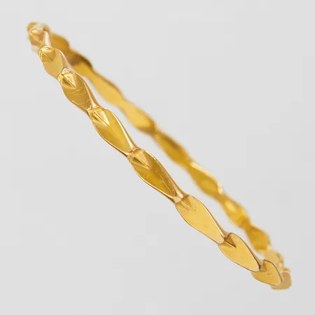 Armring med mönsterdekor, Ø62mm, bredd 2,5-4mm, ostämplat, 21K Vikt: 12 g