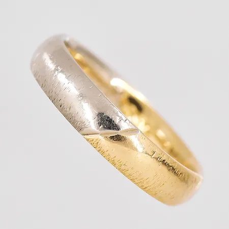 Ring gulguld/vitguld, stl 16¾, personlig gravyr, 18K Vikt: 4,1 g