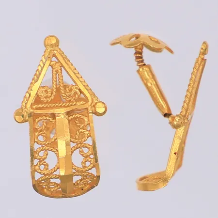 Par örhängen genombrutet mönster ca 17mm, ena defekt, 22K Vikt: 1,9 g