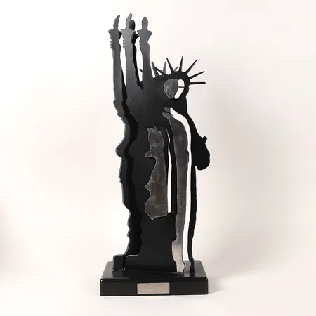Skulptur, Fernandez Arman, "Le fantôme de la liberté", höjd inklusive sockel 54cm, metall, signerad och numrerad HC 2/3. Specialfrakt, kontakta pantbankskontoret för mer information.