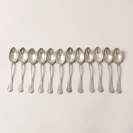 12 Kaffeskedar, modell Hallbergs Chippendale, längd: 12,5cm, monogramgravyr, CG Hallberg, Stockholm år 1916, 830/1000 silver. Vikt: 217,1 g