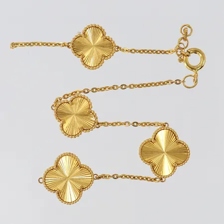 Armband med fyrklöver, längd 17cm, bredd 13mm, defekt, 21K.  Vikt: 6,4 g