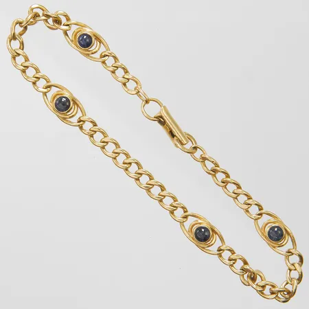 Armband med cabochonslipade safirer, längd ca 18cm, bredd 4-6mm, bruksslitage, 18K Vikt: 6,5 g