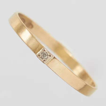 Ring med diamant 1 x ca 0,01ct, stl18, bredd 2mm, finska stämplar, 14K Vikt: 9 g