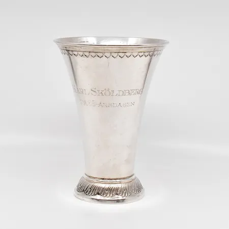 Vas, höjd 18,5cm, Ø 13cm, personlig gravyr, fläckig, silver 830/1000 Vikt: 275,2 g