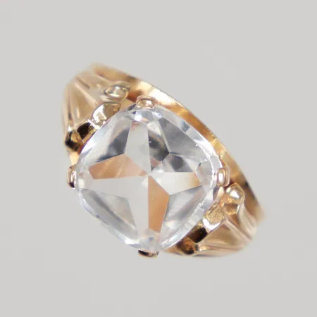 Ring med vit sten stl 16½, bredd 2-10mm, 18K  Vikt: 3 g