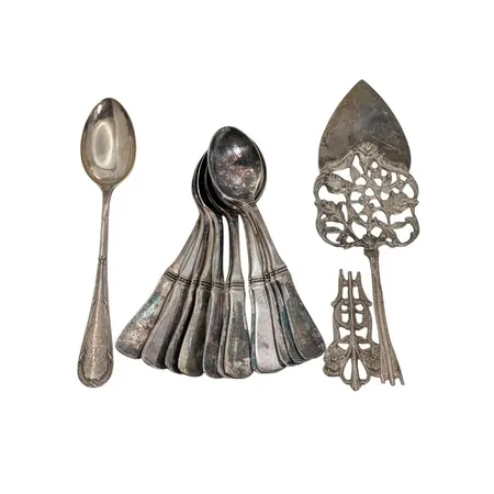 Silverbestick, olika modeller, bl.a. defekt bakelsespade, bruksmärken, gravyr förekommer Vikt: 159,7 g