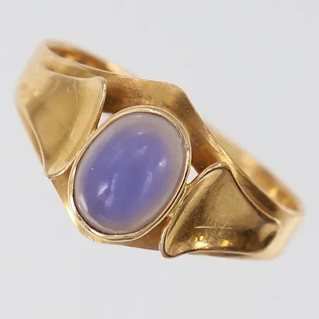 Ring med blå sten, stl: 17½, bredd 3-10,5mm, 18K.  Vikt: 2,9 g