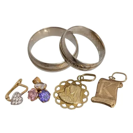 Diverse smycken, 8K guld - vikt 9,1g, 14K guld - vikt 2,0g, 18K guld - bruttovikt 0,9g, slitage, gravyrer och ojämnheter