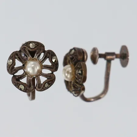 Ett par örhängen med plastpärlor samt markasiter, Ø11mm, skruv lås, 835/1000 silver Vikt: 3,1 g