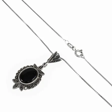 Hänge i silver (925/1000) med svart sten och markasiter. Det är 16,5 mm brett, 40 mm långt inkl. ögla och väger 5,4g inkl. kedja (silver 925/1000) venezia 41 cm lång. Två markasiter saknas.