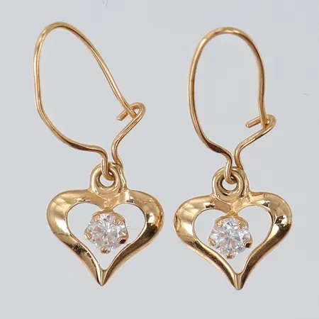 Ett par örhängen med vita stenar, längd 22mm, bredd ca 8,8mm, skeva stift, 18K Vikt: 0,6 g