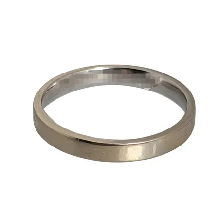 Ring, 18K vitguld, slät modell, gravyr Vikt: 3,5 g