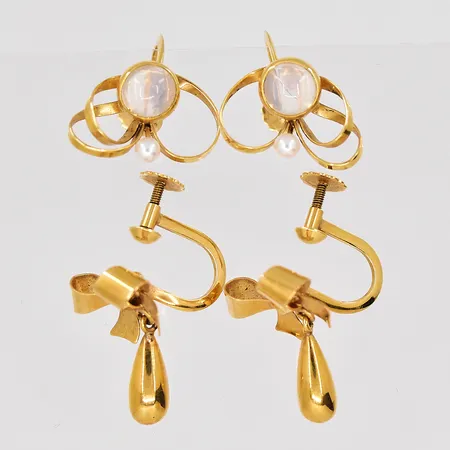 Två par örhängen, skruvmodell, ca 13x17mm, 13x15mm, 18K Vikt: 5,2 g