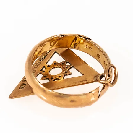 Diverse defekt guld i 18K. Vikt: 3,8g.