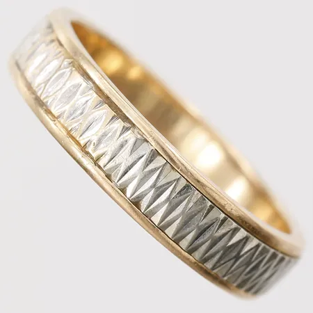 Ring stl:19¼, gravyr. 18K gul- och vitguld. 18K Vikt: 6,2 g