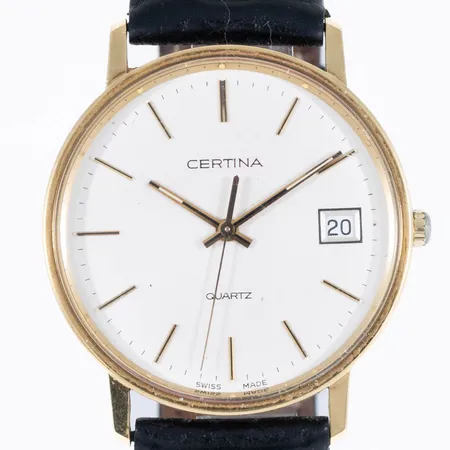 Herrur Certina i 18K guld med svart läderband. Boett Ø 33,5 mm, quartz, datum, nött krona, svaga repor på glaset, gravyr. Går ej - Batteribyte krävs? Bruttovikt: 30,1g.