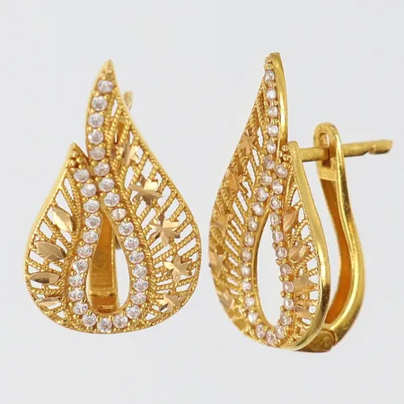 Ett par örhängen med vita stenar, ca 13x22mm, ena stift skev, 21K Vikt: 3,8 g