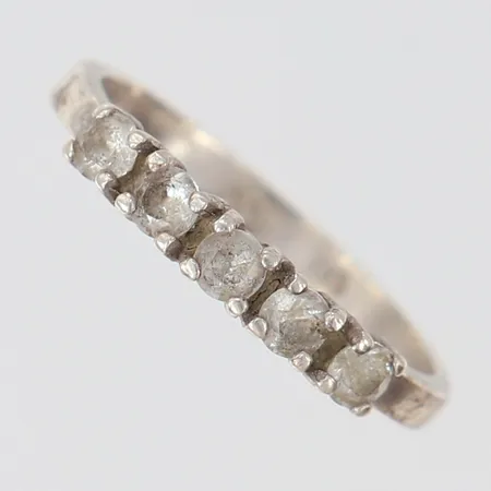 Ring med vita stenar, stl 16½, bredd ca 2-2,5mm, 835/1000 silver Vikt: 1,2 g